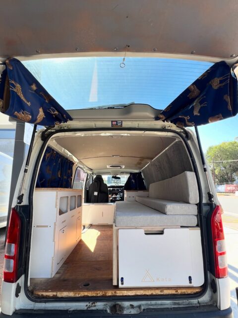 Toyota Hiace H200
Surfbox design 
Side cabinet
Dometic 50l fridge 
L shape storage fridge 
@livinginabubble.co blackout & flyscreens 
@dometic Cadac Stove 
This van is taking a queen to Uluru ๐๐ ๐
#katahiace