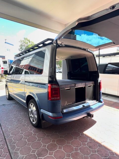 VW Multivan SWB ✅
Fitted out :
VanBox 1200 with integrated table
Dometic electric tap and sink system
Swivelling Lagun table mount
Custom folding mattress, tailored to fit VanBox layout
#katamultivan #vwmultivan