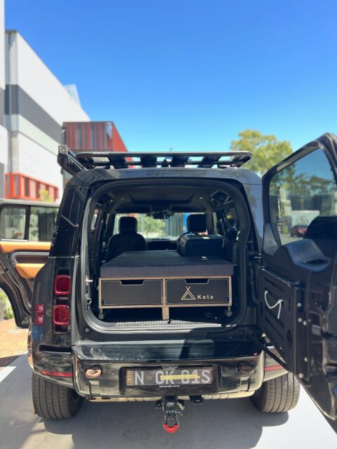 Land Rover Defender 5 Seater ✅
Custom Slim Camperbox 900
Split bed
Access to Top Load 45l @dometic 
Access to @ontap.products 

#kataDefender #landroverdefender110