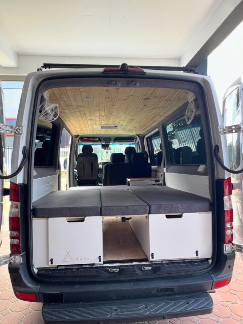 Mercedes Benz Sprinter H316✅ 

VanBox LWB with Lagun Table (410mm height)

Custom L-shape bed: 1700mm (fridge side) / 1900mm (passenger side)

Fridge cabinet built to fit Dometic NRX 60C (internal)

Sandy Oak benchtop

White laminated cabinetry

Dedicated space for a BLUETTI portable power station

Designed for comfort, flow + maximum storage.

#katasprinter #sprintercampervans #mercedezbenz